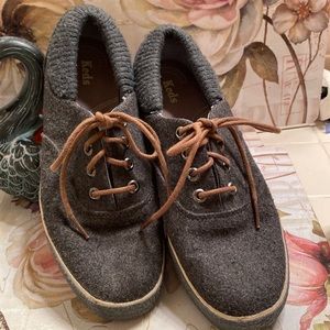 Gray KEDS 8 1/2”M dark gray wool or acrylic (no fiber info) EUC